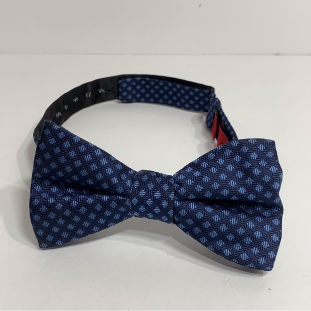 EUC Alfani light blue‎ and navy geometric print  bow tie